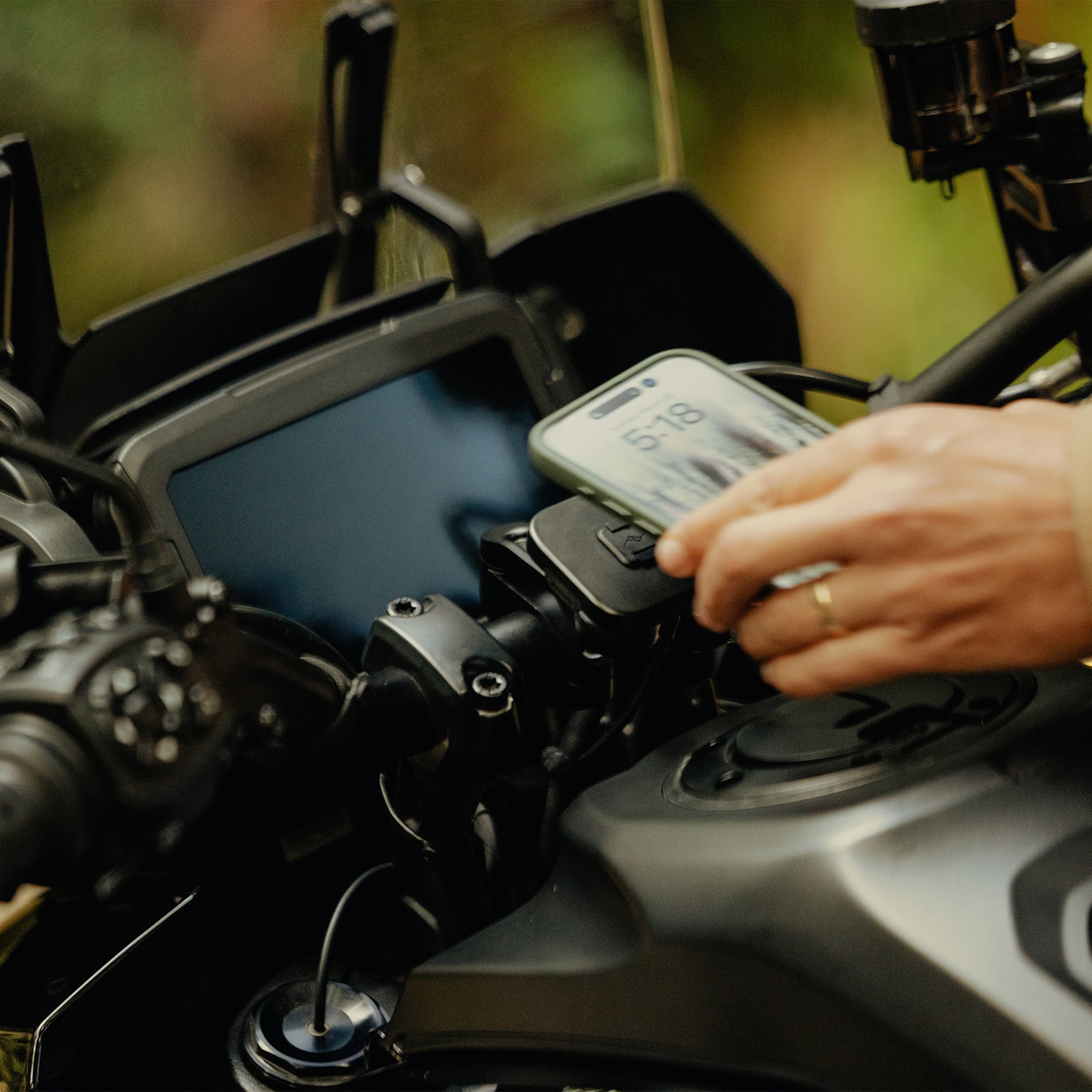 Motorcycle Bar Mount - Charging (Locking, Qi2) | Telefon Tutucu