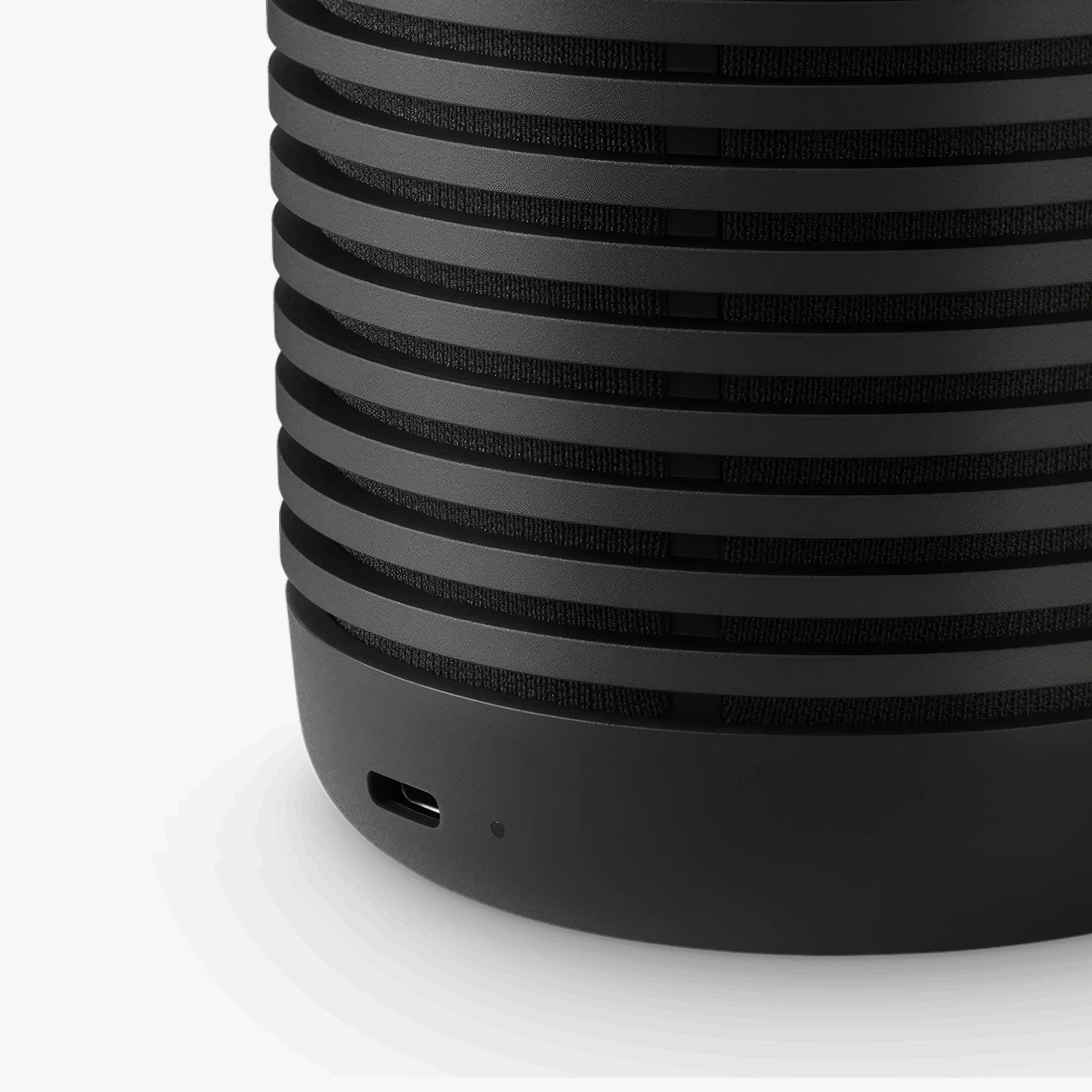 Beosound Explore Suya Dayanıklı Taşınabilir Bluetooth Hoparlör | Black Anthracite