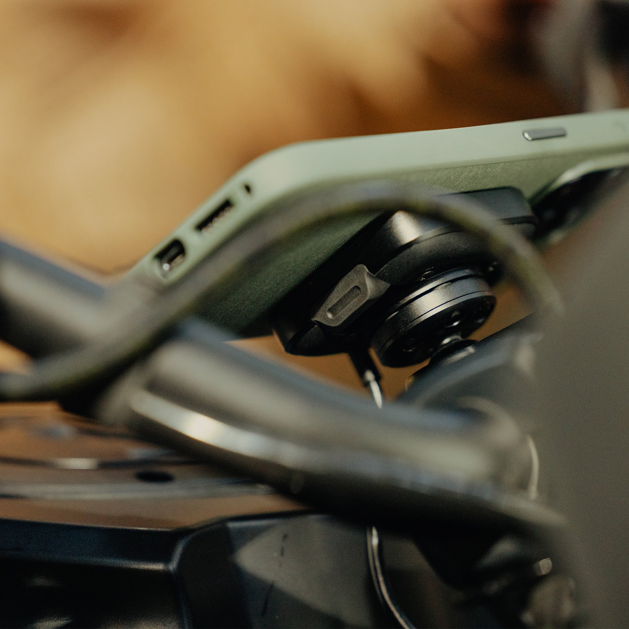 Motorcycle Bar Mount - Charging (Locking, Qi2) | Telefon Tutucu